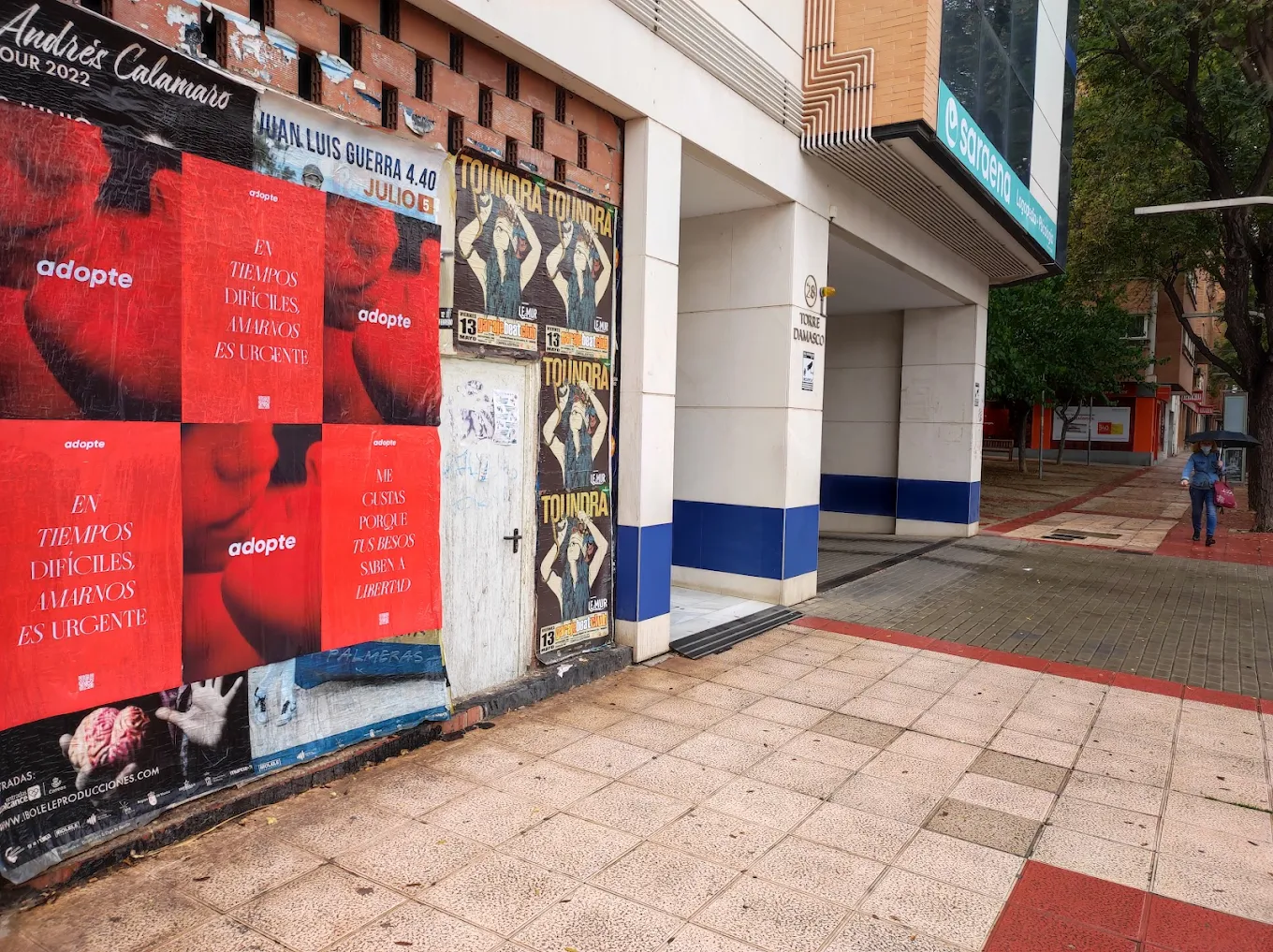 Pegada de carteles publicitarios en las calles de Murcia